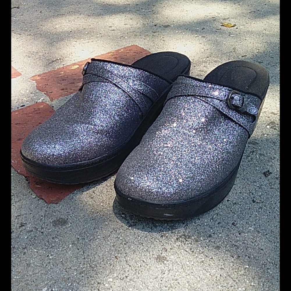 ATTRACTIVE Silver glitt. sm. Heel FOR RN/Heathcare